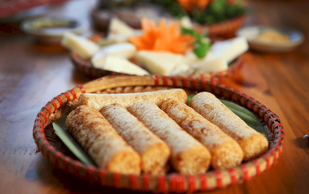 In Ba Vi, Cơm Lam is often served with grilled meats, such as chicken or pork, making it a hearty and satisfying meal